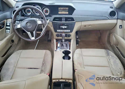 2013 Mercedes-Benz C 250 z USA, uszkodzony, nr VIN WDDGF4HB3DR288016